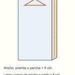 Cubierta rectangular nominal de 54 por 100 cm con fuelle de 8 cm, cierre vertical en un costado y gancho que sale por el centro superior mientras la percha queda dentro.