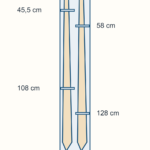 Soporte de 24 por 166 cm con dos corbatas de ejemplo de 150 cm; las puntas estrechas empiezan a 8 cm y las presillas se sitúan a 45,5 y 108 cm en A y a 58 y 128 cm en B.